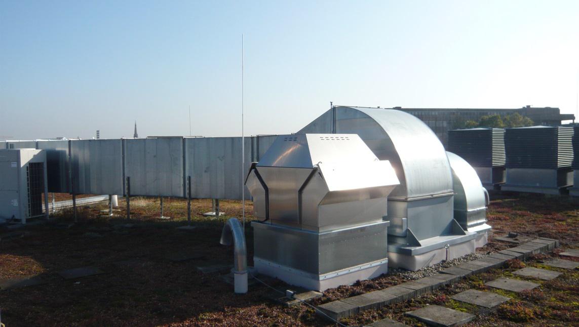 Neu geplanter und installierter Fettablüfter auf dem Dach für Food-Shops im 24-h-Betrieb