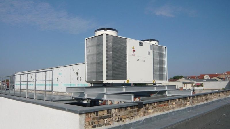 Kaltwassersatz auf dem Dach des Gebäudes Dachritzstr. 12, Halle