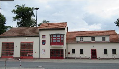 Vorderansicht mit Bestand vor Umbau, links im Bild Fahrzeughalle vor Abriss